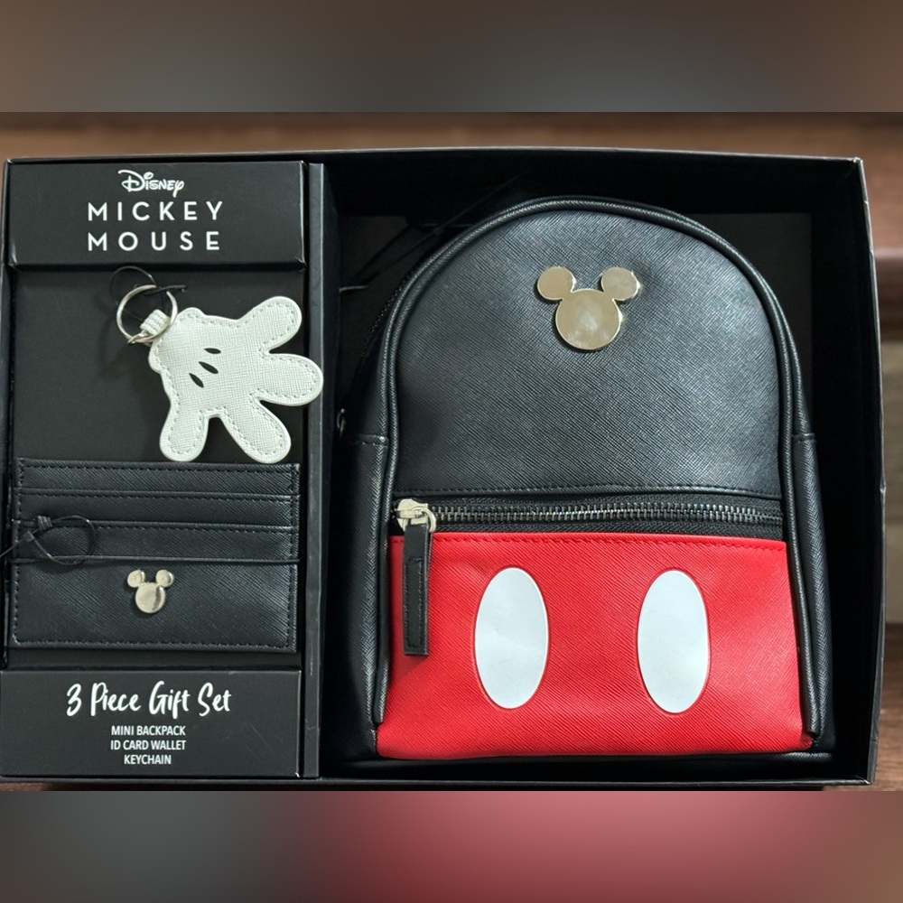 ✅ Super Cute 🥰 Disney Mickey Mouse 3 Piece Gift Set with Gift Box - NEW